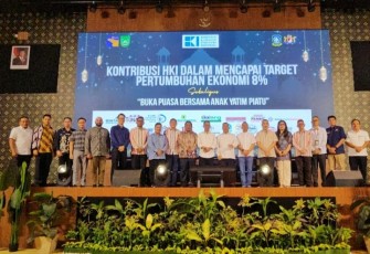Foto Bersama usai acara buka puasa bersama