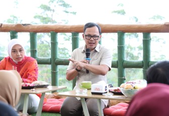Wakil Menteri Dalam Negeri (Wamendagri) Bima Arya Sugiarto saat Dialog Interaktif bersama Pemerintah Daerah Garut dan masyarakat terkait Kopdes Merah Putih di Tepas Papandayan, Kabupaten Garut, Jawa Barat (Jabar), Sabtu (31/5/2025).