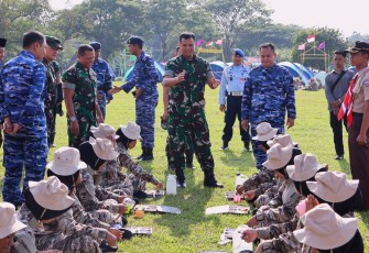 Wakil Panglima TNI Jenderal TNI Tandyo Budi R. saat meninjau langsung pelaksanaan program KKRI di Lanud Halim Perdanakusuma, Jakarta Timur, Sabtu (20/9/2025).