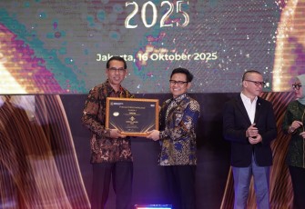 Wakil Rektor Bidang Riset, Inovasi, dan Kewirausahaan UKSW Profesor Eko Sediyono saat menerima penghargaan Peringkat 1 Mandaya Award 2025 dari Menko Pemberdayaan Masyarakat