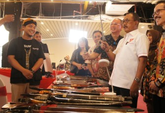 Wakil Wali Kota Surabaya, Armuji selaku tuan rumah foto bersama sejumlah tokoh kunci yang turut mendukung kegiatan kolaborasi pameran Indonesia Game Experience (IGX) 2025 dan pameran Ethnic Indonesia Festival 2025. (14/08/2025)