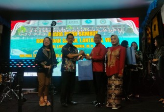 Walikota Bitung Hengky Honandar dengan didampingi istri tercinta saat memberikan cenderamata kepada Kolonel Laut (P) Shodikin, M.Tr.Opsla