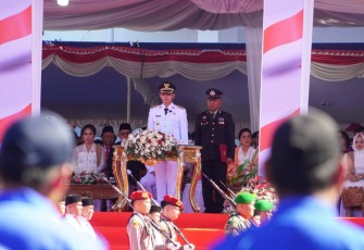 Walikota Bitung, Hengky Honandar saat menjadi Irup pada upacara bendera peringatan HUT Ke-80 RI