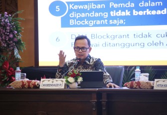 Wamendagri Bima Arya Sugiarto saat mendampingi Kunjungan Kerja Spesifik Komisi II Dewan Perwakilan Rakyat (DPR) Republik Indonesia (RI) di Ruang Rapat Hayam Wuruk, Kantor Gubernur Jawa Timur (Jatim), Kota Surabaya, Jumat (22/8/2025).