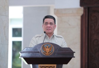 Wamendes PDT Ariza Patria saat memberi arahan dalam Deklarasi Dewan Kampung Nuswantara, di Pendopo Kabupaten Malang, Jawa Timur, Minggu (9/11/2025).