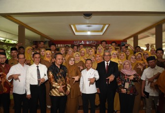 Wamendikdasmen saat Tinjau Pelaksanaan Sistem Penerimaan Murid Baru (SPMB) di Kota Bandung.