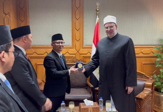 Wamendikdasmen, Atip Latipulhayat, dengan Wakil Grand Syeikh Al-Azhar, Mohammed Abdel Rahman Al-Duweiny, di Kairo, Mesir, pada Senin (24/11).