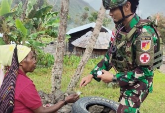 Satgas Yonif 715/Mtl saat Gelar Pelayanan Kesehatan kepada Masyarakat di Papua