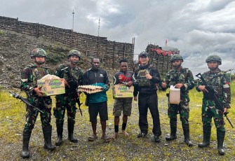 Satgas Yonif 715/Motuliato saat Bagikan sembako kepada Masyarakat di Puncak Jaya, Papua
