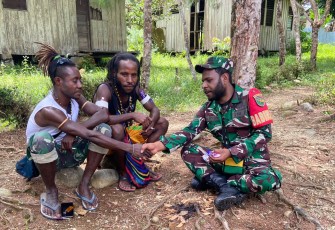 Babinsa Pos Ramil 1714-07/ Fawi saat Mengajak Warga Jaga Kondusifitas