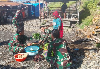 Satgas Yonif 715/Mtl saat Borong Hasil Tani Mama Papua