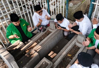 Forkom Jurnalis Nahdliyin bersama GP Ansor Surabaya ziarah ke makam Wali Kota Surabaya pertama, dr. Radjamin Nasution di Hari Jadi Kota Surabaya ke-732