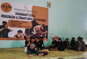 Kegiatan baksos pengobatan alternatif dan layanan kesehatan gratis yang digelar Yayasan Suket Lawu Mawiji, di GOR Cangakan, Karanganyar, Minggu (12/10/2025).