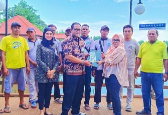 Ketua pengurus YETHAS saat Menyerahkan Berkas Permohonan Pendaftaran Pekerja, untuk ikut dalam Kepesertaan BPJS ketenagakerjaan