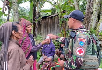 Satgas Yonif 641/Bru saat Laksanakan Komsos Ciptakan Kebersamaan Humanis Bersama Masyarakat Distrik Walesi