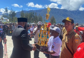 Penyerahan piala dilakukan secara meriah di tengah lapangan upacara, disaksikan oleh ribuan warga yang hadir.