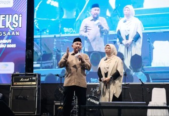 Ketua TP-PKK Kota Depok, Elly Farida mendampingi Wali Kota Depok, Mohammad Idris pada Refleksi Kebangsaan menyambut tahun baru 2025 di Depok Open Space, Balai Kota Depok, Selasa (31/12/24).