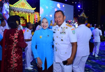 Panglima Komando Lintas Laut Militer (Pangkolinlamil) Laksamana Muda TNI Rudhi Aviantara, I.H., S.E., M.Si., M.Tr.(Han)., CHRMP., bersama Ketua Gabungan Jalasenastri Kolinlamil Ny. Hesti Rudhi Aviantara menghadiri puncak peringatan Hari Ulang Tahun (HUT) ke-79 Jalasenastri di Graha Jalapuspita, Jakarta Pusat, Rabu (27/08)