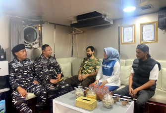 Gubernur Aceh saat Terima Kedatangan KRI Teluk Gilimanuk-531 di Dermaga Umum Krueng Geukueh, Lhokseumawe, Aceh, Kamis (5/12).