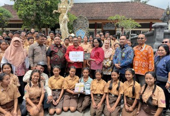Sebagai respons cepat, Kementerian Pendidikan Dasar dan Menengah (Kemendikdasmen) menyalurkan bantuan kepada dua satuan pendidikan di Kabupaten Karangasem, Bali, yang terdampak bencana. Bantuan diberikan pada saat Kemendikdasmen mendampingi kegiatan kunjungan kerja Komisi X DPR RI ke Kabupaten Karangasem