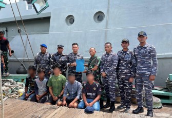 KRI Bontang-907 Tangkap Kapal Ikan Asing Ilegal di Perairan Indonesia 