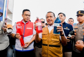 Menteri ESDM Bahlil Lahadalia saat uji kualitas BBM di Kota Cilegon, Kamis (13/3)