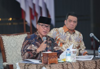 Mendes Yandri didampingi Wamendes PDT Ahmad Riza Patria saat memberikan keterangan pers di Kantor Kemendes PDT, Jakarta, Rabu (13/8/2025)