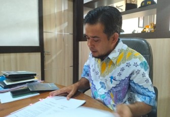 Kepala Dinas PUPR Kab. Mukomuko, Apriansyah, di ruang kerjanya, Kamis (02/10)