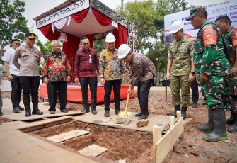 Peletakan batu pertama pembangunan fisik Koperasi Kelurahan Merah Putih di Sokoduwet, Kecamatan Pekalongan Selatan