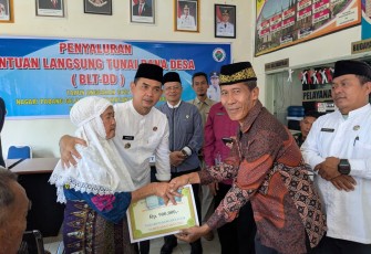 Wabup Parulian secara langsung turut menyerahkan Bantuan Langsung Tunai ( BLT ) dana desa di Nagari Padang Gelugua, Jumat 05 Desember 2025