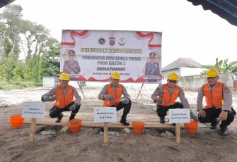 Wakapolda Kalimantan Tengah, Brigjen Pol Dr. Rakhmad Setyadi, melakukan peletakan batu pertama pembangunan Sentra Penyediaan Pangan Gratis (SPPG) tahap II di Kelurahan Langkai, Kota Palangka Raya, Rabu (18/9/2025)