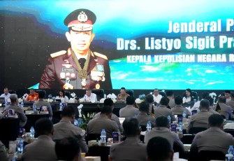 Polri mengoptimalkan layanan hotline 110 sebagai saluran utama pengaduan dan pelaporan masyarakat selama perayaan Natal 2025 dan Tahun Baru 2026. Layanan ini dioptimalkan mulai 22 Desember 2025 sebagai bentuk kesiapsiagaan Polri dalam merespons cepat setiap situasi kedaruratan
