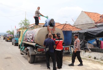 Polres Sumenep Salurkan Bantuan Air Bersih untuk Warga Desa Pinggirpapas