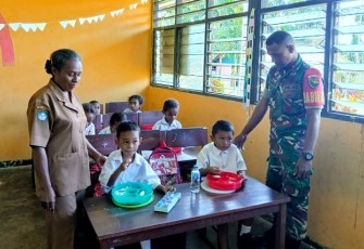 Babinsa Koramil 1708-01/Biak Kota, Posramil 01 Biak Timur mendampingi pendistribusian makanan bergizi gratis untuk anak-anak sekolah di Distrik Biak Timur, Kabupaten Biak Numfor, Selasa (15/4/2025)
