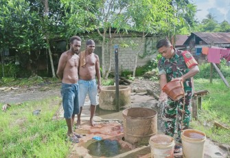 Babinsa Koramil 1710-02/Timika saat Laksanakan Pengecekan Rencana Pembuatan Titik Air