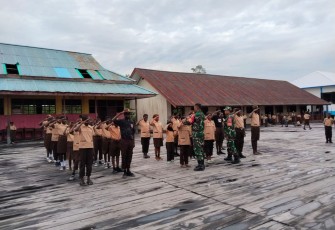 Babinsa Koramil Mapurujaya saat Latih PBB Siswa Sekolah Dasar