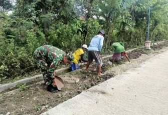 Babinsa Desa Kenongorejo Bersama Warga Melaksanakan Kerja Bakti Pembersihan Selokan