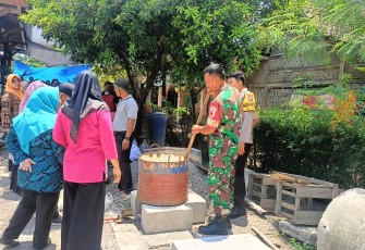 Babinsa Koramil Karangjati Lakukan Pendampingan Pembuatan Pupuk Organik