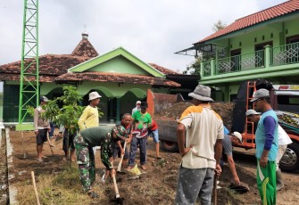 Babinsa Kodim Ponorogo Ikut Gotong Royong Uruk Halaman Masjid