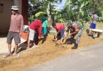 Babinsa Koramil 0801/05 Nawangan Kerja Bakti Bersihkan Lingkungan