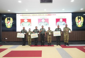 Komandan Kodim 1708/Biak Numfor, Letkol Inf Marsen Sinaga, S.Hub.Int., M.Han., menerima penghargaan Juara 2 Nasional Kategori Dansatgas pada ajang LKJ TMMD ke-123 dari pejabat tinggi TNI AD di Aula A.H. Nasution, Markas Besar TNI AD, Jakarta Pusat, Rabu (23/4/2025)