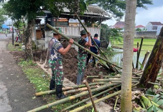 Babinsa Koramil 0801/01 Pacitan Bantu Warga Pembuatan Pagar Bambu