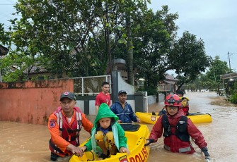 Banjir rendam sedikitnya 718 rumah warga di wilayah Kecamatan Cimanggung, Kabupaten Sumedang, Provinsi Jawa Barat pada Sabtu (15/3) pukul 15.30 WIB