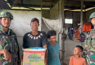 Satgas Yonif 642/Kps Pos Tomage Bagikan Sembako 
