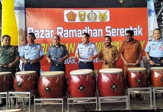 Bazar Ramadan TNI 2025 Resmi Dibuka, Pangkoopsud III Tabuh Tambur Bersama Pemda Biak Numfor