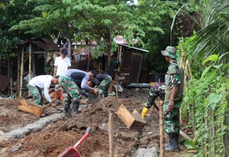Rehab Rumah Jalin Keakraban Masyarakat dan Satgas TMMD ke 123 Kodim 0407/Kota Bengkulu