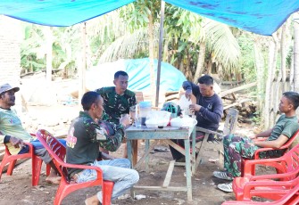 Canda Tawa Personel Satgas TMMD di Tengah Pekerjaan Bersama Masyarakat