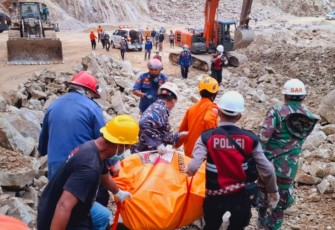 Prajurit TNI AL Bersama Sar Gabungan Bantu Evakuasi Korban Tanah Longsor Gunung Batu 