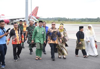 Wakil Gubernur Kepulauan Riau, Nyanyang Haris Pratamura, tiba di Bandara Raja Haji Fisabilillah (RHF), Tanjungpinang, pada Jumat (21/2)