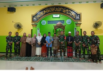 Foto bersama satgas TMMD bersama warga jamaah Masjid Ibadurrahman usai berbuka puasa yang di rangkaikan dengan sholat Maghrib